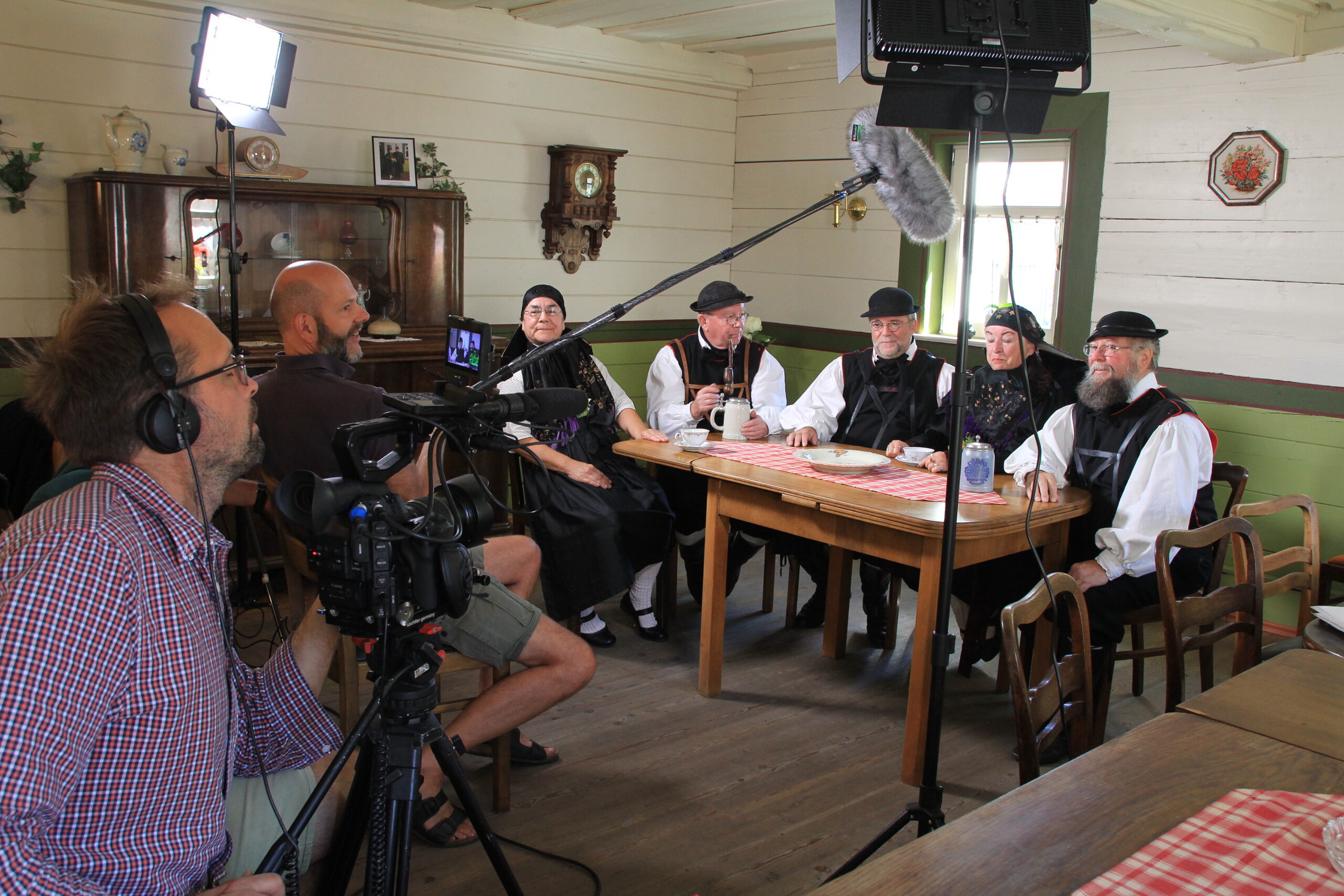 Dokumentarfilmregisseur Gerald Backhaus mit seinem Kameramann Martin König bei den Dreharbeiten für den ersten Dialektfilm in Rositz bei Altenburg (Fotograf: Benno Moller)