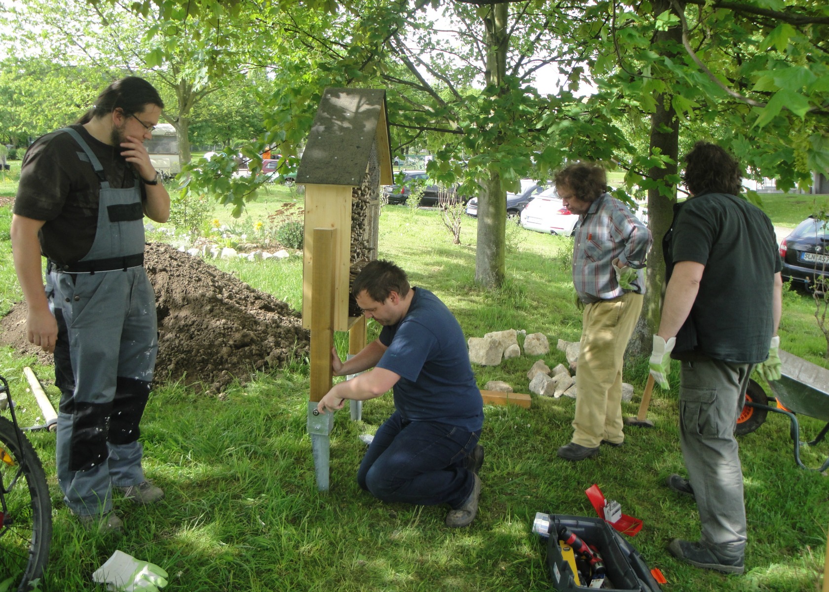 Jena Winzerla. Aufbau Insektenhotel