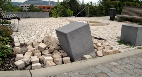 Steinquader-an-der-Wasserachse