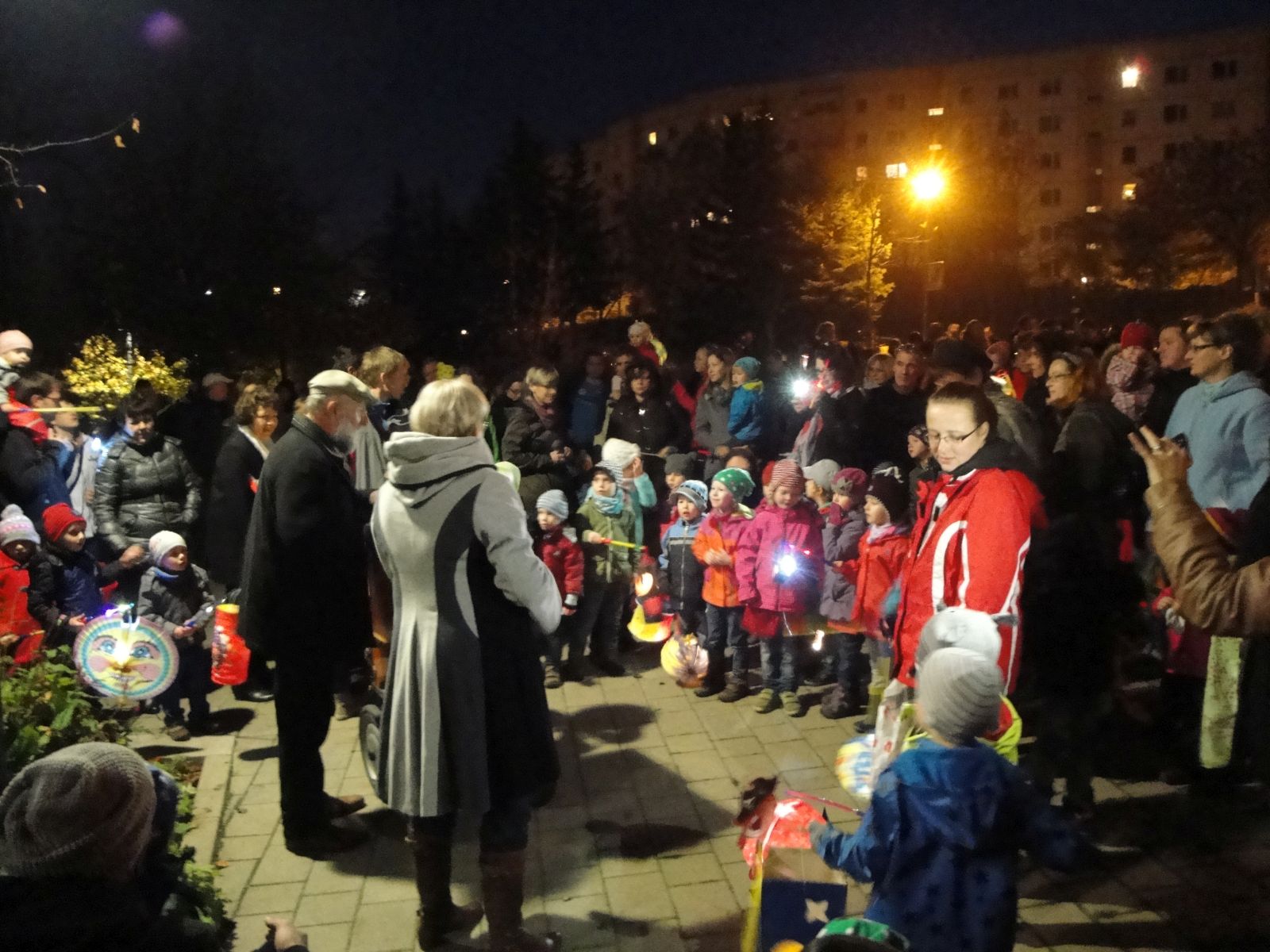 Jena Winzerla. Martinsumzug mit Pusteblume