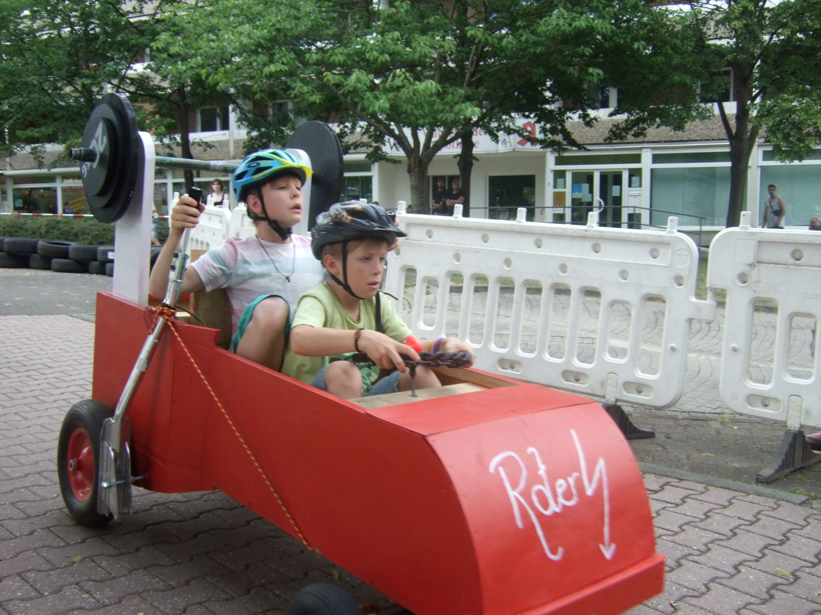 Jena Winzerla. Roter Blitz Jakob und Aaron