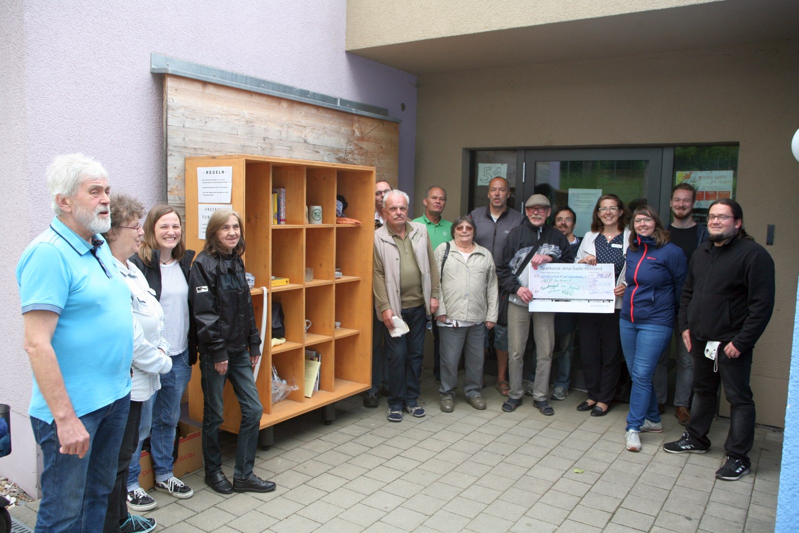 Jena Winzerla. Tauschregal