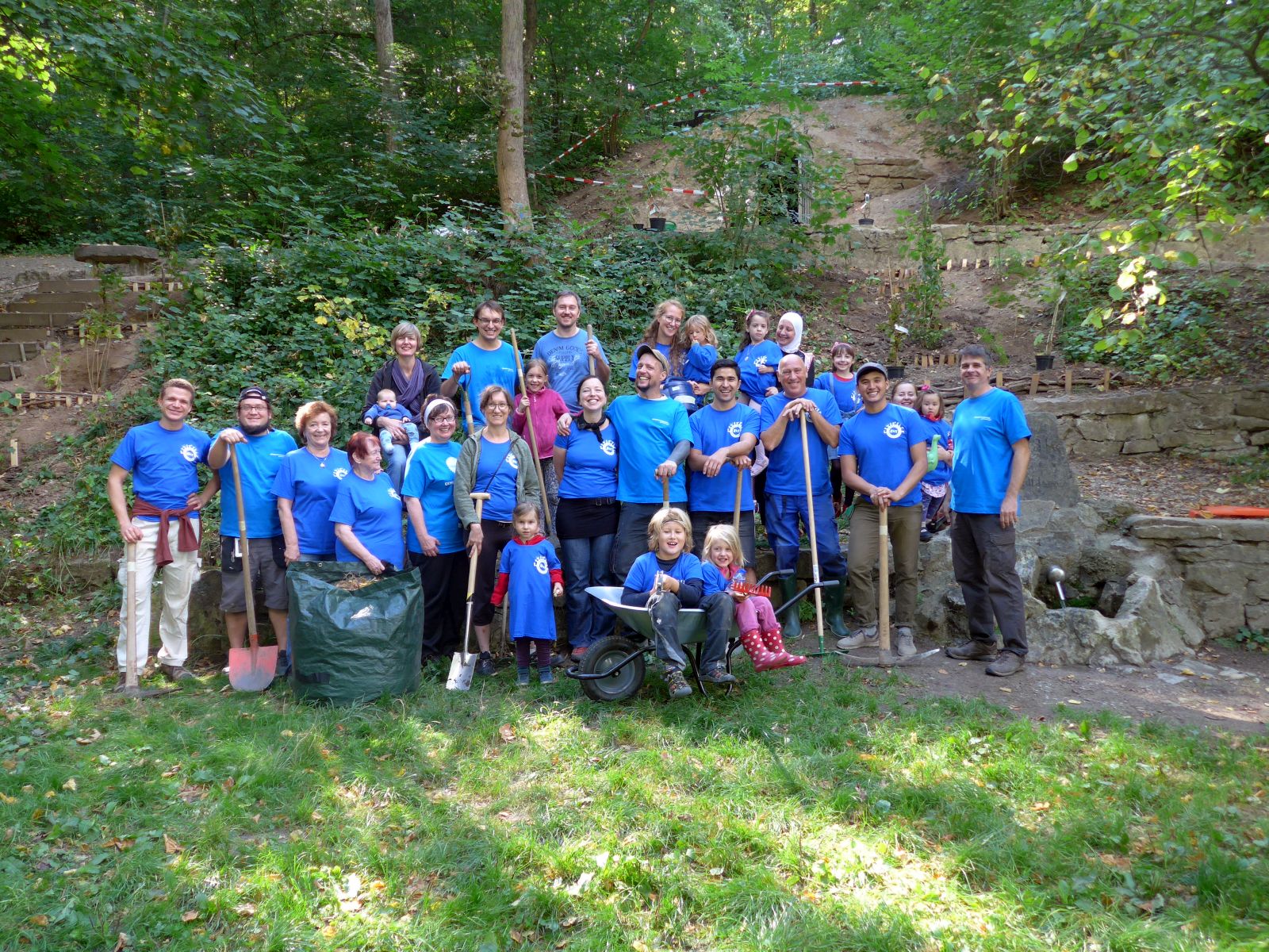 Jena Winzerla. Freiwilligentag Pflanzaktion Gruppe