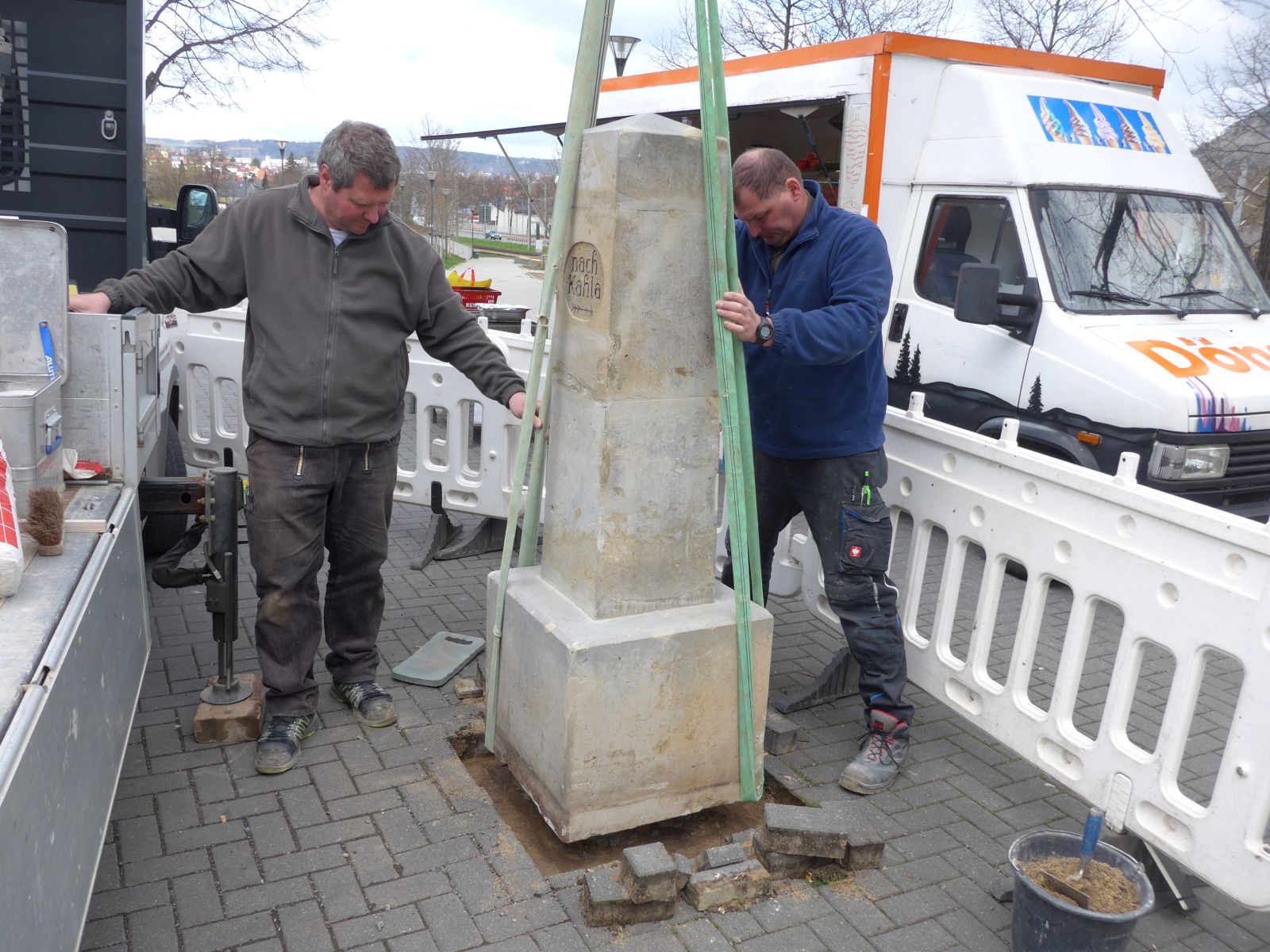 Jena Winzerla. Postsäule neu setzen